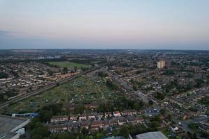 underbar flygfoto över Luton City of England Storbritannien vid solnedgången, färgglada moln högvinkelbilder tagna av drönare foto