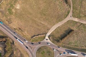 hög vinkel flygfoto över brittiska vägar och trafik som passerar genom Luton City och landsbygden i England, Storbritannien foto