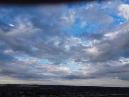 vacker och färgstark solnedgång med färgglada moln och himmel över luton stad i England, Storbritannien foto