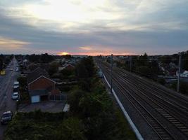 flygbilder högvinkelvy av Luton stad i England och järnvägsstationen och tåget på spår vid solnedgången foto