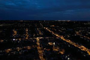 vacker nattflygfoto över upplysta vägar och hus över Luton City i England, Storbritannien. hög vinkel film foto