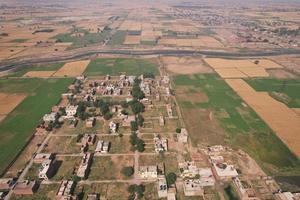 Flygfoto över byn kala shah kaku i punjab pakistan foto