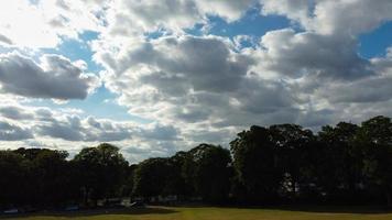 blå klar himmel och få moln över england en varm sommardag foto