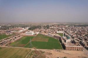 Flygfoto över byn kala shah kaku i punjab pakistan foto