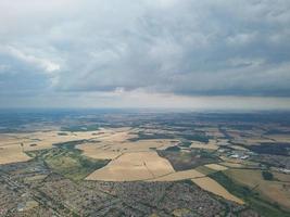 hög vinkel flygfoto panoramautsikt över Luton stad i England Storbritannien foto