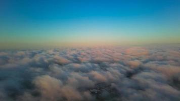 dramatisk himmel och rörliga moln över Luton stad i England. brittisk stad foto