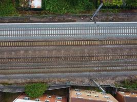 hög vinkel flygfoto över tågspår vid leagrave luton järnvägsstation i England, Storbritannien foto