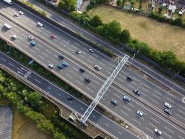 hög vinkel flygfoto över brittiska vägar och höghastighetsmotorvägar i Luton City of England Storbritannien foto