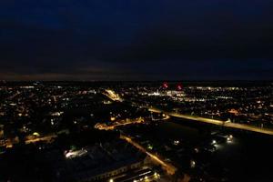 vacker flygfoto i hög vinkel över brittiska motorvägar och trafik i Luton Town of England Storbritannien på natten efter solnedgången foto