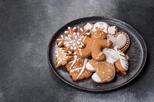 läckra pepparkakor med honung, ingefära och kanel foto