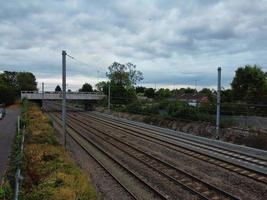 hög vinkel flygfoto över tågspår vid leagrave luton järnvägsstation i England, Storbritannien foto