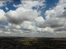 vackraste himmel med tjocka moln över brittisk stad en varm solig dag foto