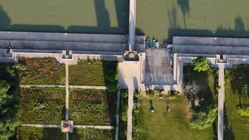 hög vinkel flygfoto över historiska moguler hiran minar och byn sheikhupura pakistan foto