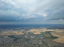 hög vinkel flygfoto panoramautsikt över Luton stad i England Storbritannien foto