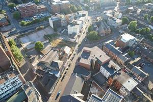 högvinkeldrönares utsikt över Lutons centrum och järnvägsstation, Luton England. luton är stad och stadsdel med enhetlig myndighetsstatus, i det ceremoniella grevskapet bedfordshire foto