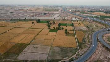 högvinkelbilder och flygfoto över pakistanska motorvägar m2 vid byn kala shah kaku till gt road lahore, industribyn punjab foto