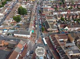 Flygfoto över begravningsparkens bostäder och affärer i det asiatiska pakistanska samhället i Luton Town of England, Storbritannien foto