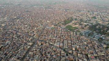 hög vinkel utsikt över gujranwala stad och bostadshus vid överbelastad antenn av punjab pakistan foto