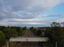 hög vinkel flygfoto över tågspår vid leagrave luton järnvägsstation i England, Storbritannien foto