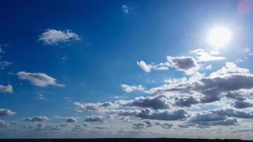blå klar himmel och få moln över england en varm sommardag foto