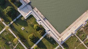 hög vinkel flygfoto över historiska moguler hiran minar och byn sheikhupura pakistan foto