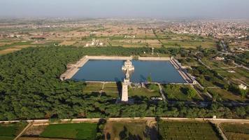 hög vinkel flygfoto över historiska moguler hiran minar och byn sheikhupura pakistan foto