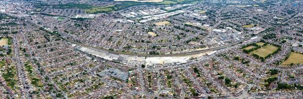 panoramabilder med hög vinkel hus och byggnader i london luton stad och flygfoto över järnvägsstationen i leagrave foto