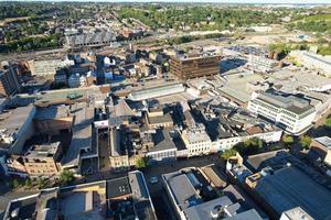 högvinkeldrönares utsikt över Lutons centrum och järnvägsstation, Luton England. luton är stad och stadsdel med enhetlig myndighetsstatus, i det ceremoniella grevskapet bedfordshire foto