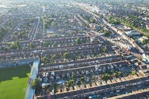 högvinkeldrönares utsikt över Lutons centrum och järnvägsstation, Luton England. luton är stad och stadsdel med enhetlig myndighetsstatus, i det ceremoniella grevskapet bedfordshire foto