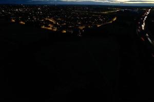 vacker flygfoto i hög vinkel över brittiska motorvägar och trafik i Luton Town of England Storbritannien på natten efter solnedgången foto