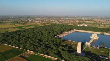 hög vinkel flygfoto över historiska moguler hiran minar och byn sheikhupura pakistan foto