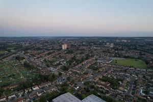 underbar flygfoto över Luton City of England Storbritannien vid solnedgången, färgglada moln högvinkelbilder tagna av drönare foto