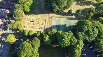 Flygfoto hög vinkel bilder av lokal offentlig park i England foto