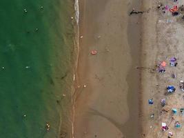 hög vinkel havsutsikt vid stranden med människor i Bournemouth, England, Storbritannien, flygbilder från det brittiska havet foto