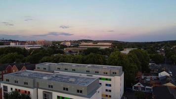 drönares höga vinkel flygfoto över stadens centrum av Luton staden England och tågstationen foto