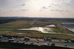 hög vinkel flygfoto över brittiska vägar och trafik som passerar genom Luton City och landsbygden i England, Storbritannien foto