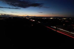 vacker flygfoto i hög vinkel över brittiska motorvägar och trafik i Luton Town of England Storbritannien på natten efter solnedgången foto