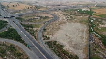 högvinkelbilder och flygfoto över pakistanska motorvägar m2 vid byn kala shah kaku till gt road lahore, industribyn punjab foto