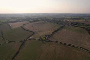 underbar flygfoto över Luton City of England Storbritannien vid solnedgången, färgglada moln högvinkelbilder tagna av drönare foto