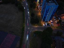 Flygfoto hög vinkel bilder av Luton stad i England på natten foto