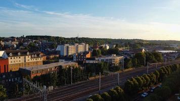 högvinkel drönares bilder av central luton järnvägsstation och flygfoto över stadens centrum England Storbritannien foto