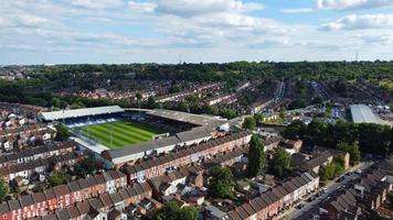 en hög vinkel från luften över staden Luton i England över ett bostadsområde av asiatiska pakistanska och kashmiriska människor. foto