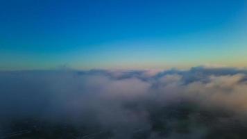 dramatisk himmel och rörliga moln över Luton stad i England. brittisk stad foto