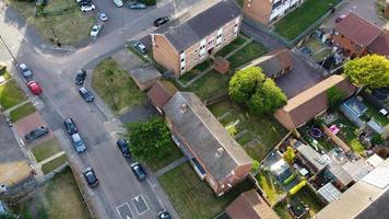 hus och byggnader i hög vinkel i london luton stad och flygfoto över järnvägsstationen i leagrave foto