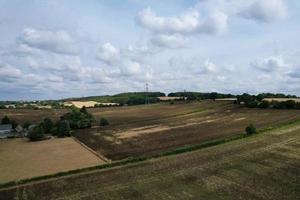 hög vinkel vacker utsikt över den brittiska byn och landsbygden i England Storbritannien foto