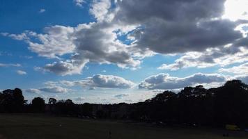 blå klar himmel och få moln över england en varm sommardag foto