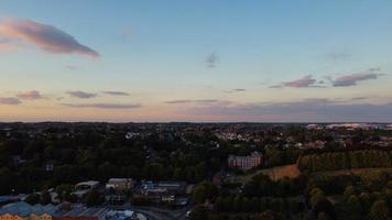 drönares höga vinkel flygfoto över stadens centrum av Luton staden England och tågstationen foto