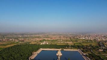 hög vinkel flygfoto över historiska moguler hiran minar och byn sheikhupura pakistan foto