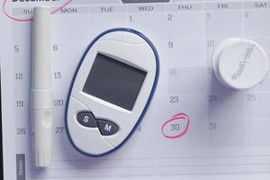 diabetiker mätverktyg på en kalender ovanifrån foto
