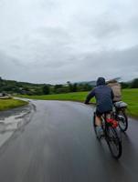 två cyklande manliga turister rör sig snabbt på norges fjordar kustväg 6 foto